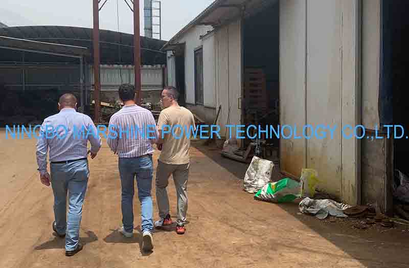 Os clientes romenos visitam Marshine para discutir a compra de tensionadores de cabos hidráulicos