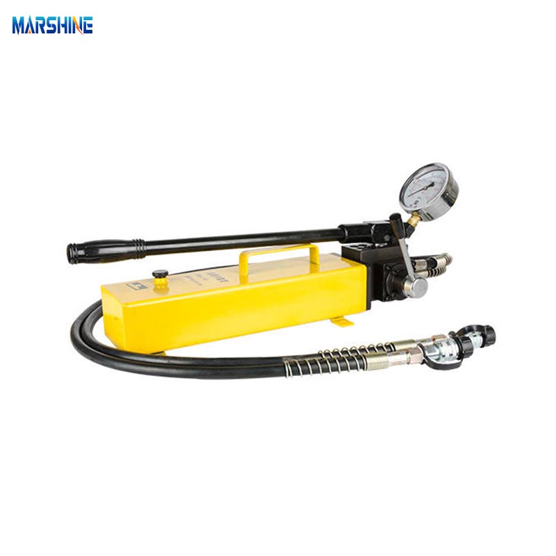 O que impulsiona o fluido em um sistema de bomba hidráulica manual?