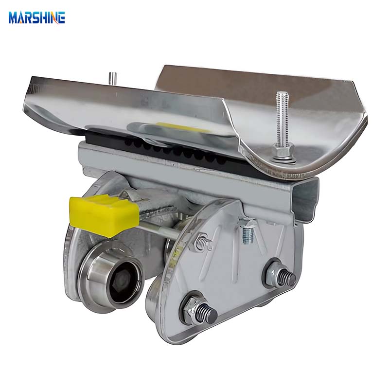 Trilho aéreo da trilha C eu feixe o cabo da polia de suspensão que amarra o bloco Trilho aéreo da trilha C eu feixe o cabo da polia de suspensão que amarra o bloco